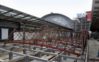 Obr. 28: Uložení světlíků na montážní stůl, kde byly opraveny, svrtány s novými světlíkovými nosníky a natřeny