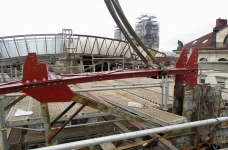 Obr. 31: Montáž nových horních pasů vazníků, otvory pro připojení diagonál a svislic vazníku byly dovrtány na míru až po usazení pasu, styčníkový plech se pro vrtání dočasně vyjmul ze sestavy pasu