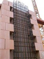 Obr. 2: Železobetonový pilíř s bedněním z keramických bloků Porotherm 50 W.i Plan a Porotherm 32 W.i Plan (rakouská obdoba řady Porotherm T Profi) před betonáží a po ní