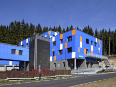 Příklad využití kompaktních desek pro fasádní obklad. Na rozdíl od cementovláknitých desek nebo skla jsou stálobarevné a nejsou tak křehké.