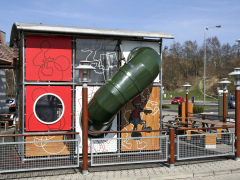 Příklad použití pro dětská hřiště a venkovní nábytek. Rovnoměrná hustota kompaktních desek umožňuje odfrézováním probarvené povrchové vrstvy vytváření nápisů nebo obrazců. Při lisování desek je rovněž možné vytvářet různé tvarové výrobky.