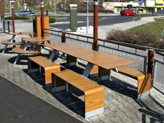 Příklad použití pro dětská hřiště a venkovní nábytek. Rovnoměrná hustota kompaktních desek umožňuje odfrézováním probarvené povrchové vrstvy vytváření nápisů nebo obrazců. Při lisování desek je rovněž možné vytvářet různé tvarové výrobky.