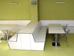 Příklad použití kompaktních desek pro nábytek a obložení stěn v interiéru. Povrch nábytku je odolný proti oděru a dostatečnou tuhost stolových desek při jejich malé tloušťce zajišťuje ocelový plech zalisovaný do vnitřních vrstev desek.