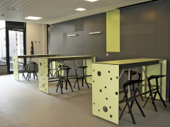 Příklad použití kompaktních desek pro nábytek a obložení stěn v interiéru. Povrch nábytku je odolný proti oděru a dostatečnou tuhost stolových desek při jejich malé tloušťce zajišťuje ocelový plech zalisovaný do vnitřních vrstev desek.