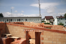 Než začneme pokládat panely, zkontrolujeme světlost nosných stěn a rovinnost koruny nosných stěn. Pokud není koruna dokonale rovná, vyrovná se tepelněizolační maltou. Na vyrovnané zdivo se pak na šířku uložení stropu a ztužujícího věnce pokládá těžký asfaltový pás o tloušťce 3,5 mm.