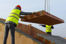 Panely se kladou pomocí jeřábu. Při vykládání je třeba vycentrovat závěs, aby při manipulaci nedošlo k rozhoupání panelu a k jeho poškození při ukládání.