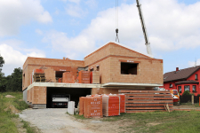 Panely se kladou pomocí jeřábu. Při vykládání je třeba vycentrovat závěs, aby při manipulaci nedošlo k rozhoupání panelu a k jeho poškození při ukládání.