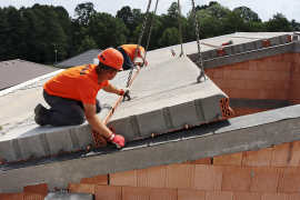 Panely se ukládají od okapové hrany směrem k hřebeni střechy. Konstrukce těžké šikmé střechy je použitelná pro obdélníkový půdorys domu a sedlovou nebo pultovou střechu. Maximální světlost místností je 6,0 m. Hloubka uložení činí minimálně 125 mm, na vnitřní nosné stěny s hloubkou 240 mm to je potom 120 mm.