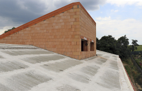 Beton se během prvních dnů po betonáži vlhčí vodou. Před dostatečným zatvrdnutím betonu ve spárách je potřeba zamezit pohybu panelů např. vlivem zatížení stavebním materiálem.