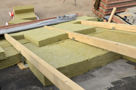 Do prostoru mezi pomocnými krokvemi se ukládá tepelná izolace ve dvou vrstvách tak, aby se spáry vzájemně nepřekrývaly. Pro zateplení těžké šikmé střechy lze využít velké množství nadkrokevních systémů s různými tepelnými izolacemi (např. systémy od společnosti Bramac nebo Rockwool).