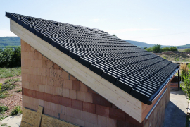 Na vrstvu tepelné izolace se pokládá pojistná hydroizolace. Následuje připevnění střešních latí a kontralatí, na které se pokládá krytina.