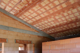 Strop z interiéru. Keramická plocha je připravena k omítání.