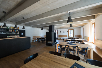 Rekonstrukce hospody se sálem v Máslovicích (ATELIER BOD ARCHITEKTI, 2018)