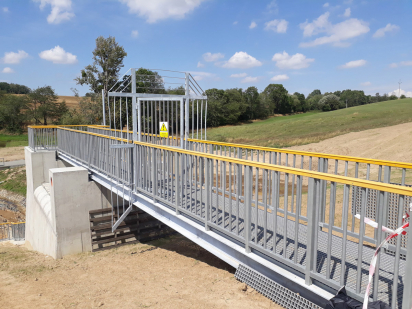 Retenční suchá nádrž v povodí Odry s kompozitním zábradlím