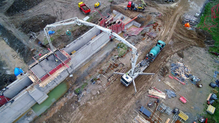 Beton se dovážel z betonárny Bruntál, betonárna Krnov sloužila jako záložní