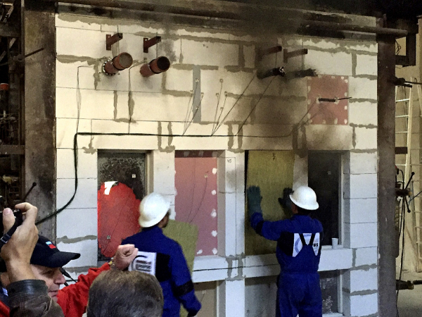 Zkouška požární odolnosti zasklení – běžné dvojsklo prasklo v 5. minutě (zdroj Promat, s. r. o.)