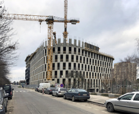 Obr. 11: Hrubá stavba, patrná struktura plných a prosklených částí pláště