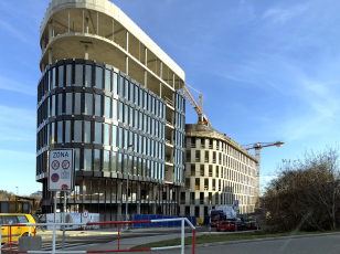 Obr. 12: Instalace pláště budovy