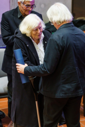 Alena Šrámková přebírá medaili Fakulty architektury ČVUT za významný a dlouhodobý přínos a vliv na rozvoj fakulty 