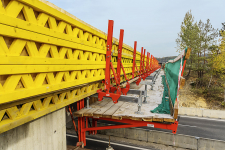 Obr. 6: Doplnění bednění římsy na pracovní lávce VGK