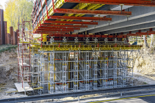 Obr. 1: Podepření prefabrikovaných nosníků systémem vysokopevnostních podpěr HD PERI UP Flex. Modernizace dálnice D1 – nadjezd nad dálnicí Hněvkovice, Jiřice.