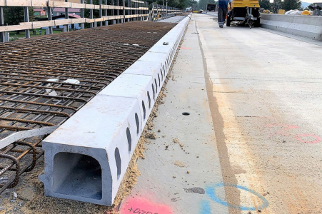 Most ve Štětí odvodněn obrubníkovým systémem MEA DECK