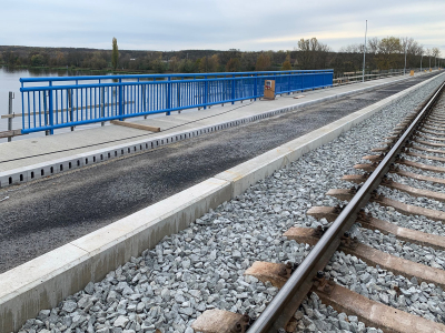 Most ve Štětí odvodněn obrubníkovým systémem MEA DECK