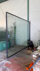 Sestavování posuvného panelu v dílně společnosti Novalco Metales ve Valencii