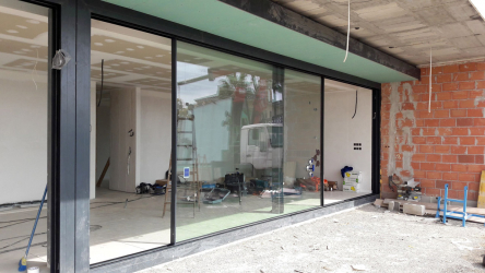 Novalco Metales má jako partnerská firma společnosti Schüco zkušenosti s výrobou a instalací velkoformátových posuvných systémů Schüco pro okna, dveře, fasády i střešní světlíky