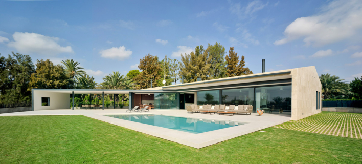 Otevřený světlu i slunci: soukromý rodinný dům ve městě Elche, které se nachází ve vnitrozemí jihozápadně od města Alicante