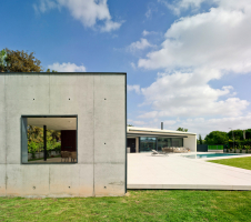 Postranní zakončení zastřešené terasy provedené v pohledovém betonu