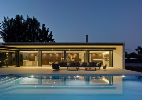 Bydlet, jíst a vařit s výhledem a (téměř) venku dle libosti: díky posuvnému systému Schüco ASS 77 PD.NI lze velké posuvné prvky otevírat v řadě různých konfigurací