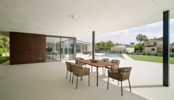 Zastřešená terasa je ze tří stran otevřená, což zaručuje přirozenou ventilaci