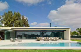 Panely na výšku celého patra se štíhlými profily tvoří plynulou a průhlednou hranici prostoru, kterou lze směrem k bazénu a zahradě libovolně regulovat otevíráním a zavíráním (Schüco ASS 77 PD.NI)