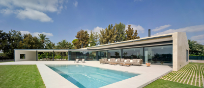 Jednotlivé prvky posuvného systému měří 4 x 3 m (posuvný systém Schüco ASS 77 PD.NI)