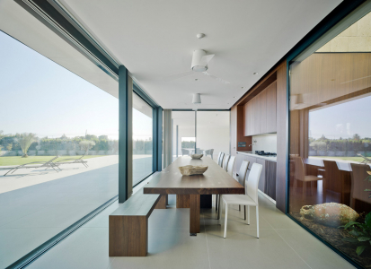 Otevírací posuvný systém před prostornou jídelní částí: Kolejnice zapuštěné v podlaze zajišťují bezbariérový pohyb (posuvný systém Schüco ASS 77 PD.NI)