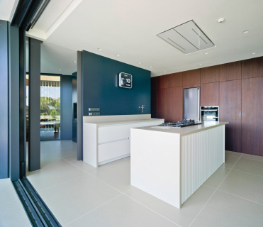 Otevíratelné posuvné prvky na výšku celé místnosti umožňují vařit (téměř) venku (posuvný systém Schüco ASS 77 PD.NI)