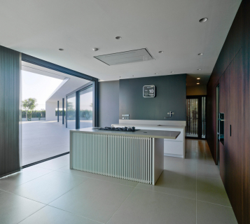 Otevíratelné posuvné prvky na výšku celé místnosti umožňují vařit (téměř) venku (posuvný systém Schüco ASS 77 PD.NI)