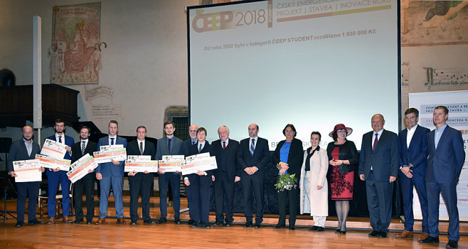 Společné foto oceněných a ceny předávajících v soutěži Český energetický a ekologický projekt, stavba, inovace roku 2018
