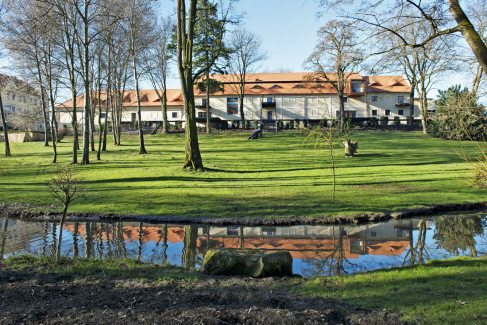 Budova sýpky se skládá ze tří částí, které mají různé datování. Tak, jak je objekt členěn, střídají se i střechy: sedlová, valbová a mansardová s horní valbou.