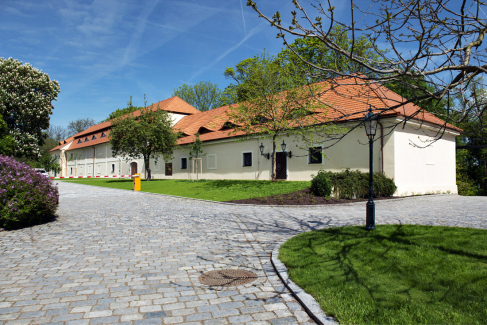 U rekonstrukce střechy byl složitý přechod bobrovky ze strmé střešní plochy na plochu vikýřů