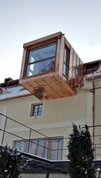 Konstrukce nového vikýře byla vsazena do střešního pláště. Ocelové nosníky stropu byly protaženy celým domem až na protější obvodovou stěnu.