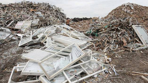 Obr. 2: Za mírný poplatek firma vyhodí staré okno na skládku, a přírodo, poraď si (rozkladem se tvoří stejné množství CO2 jako hořením, jen pomaleji, takže z hlediska životního prostředí je skoro jedno, jestli spalovna nebo skládka)