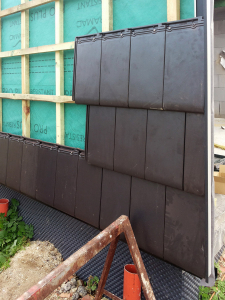 Každá z tašek na vertikální stěně se musela kotvit