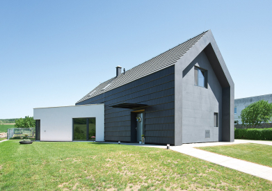 Novostavba má originální fasádu z keramických tašek