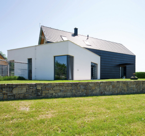 Dům má atypický půdorys dvou protínajících se obdélníků