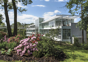 Díky členění skleněné fasády v rastru v segmentech po 50 cm budova získala obraz čistého zdravotnického zařízení, které navíc velmi dobře navazuje na funkcionalistickou architekturu