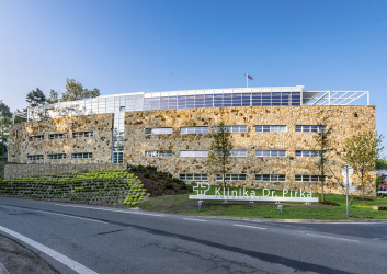 Severní fasádu budovy autoři návrhu vytvořili jako masivní kamennou pískovcovou stěnu, která se tak stala přirozeným odrazem přilehlé pískovcové skály