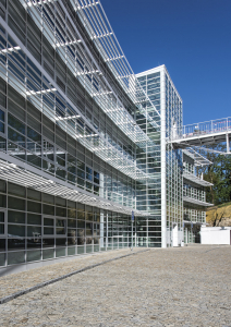 Na jižní fasádě brání přehřívání interiérů masivní slunolamy, které svým provedením a geometrií kopírují zahnutý tvar stavby