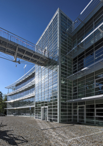 Budovu s areálem kliniky propojuje elegantní lávka